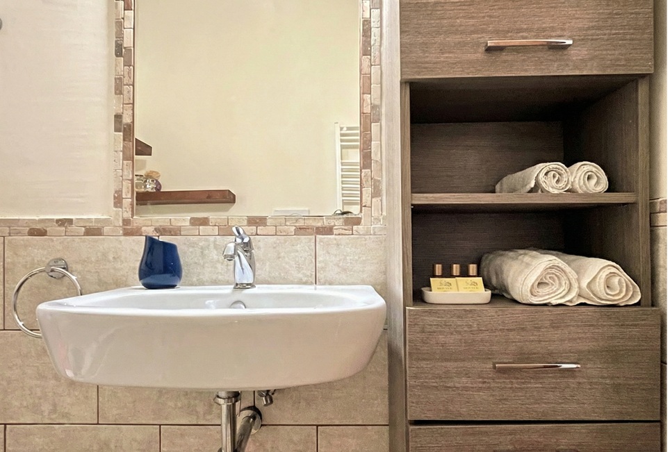 bathroom guest house ostuni 3